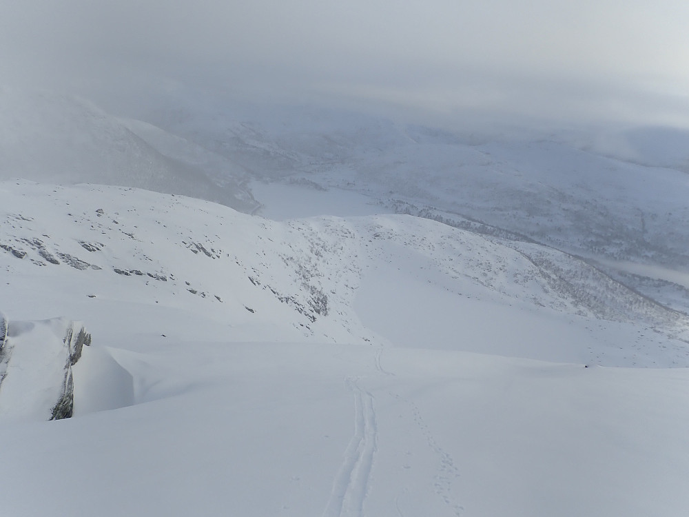 Østryggen på Hattemakaren. Tidvis nokså hard og glasert snø som gjorde at skia måtte på sekken et par ganger.