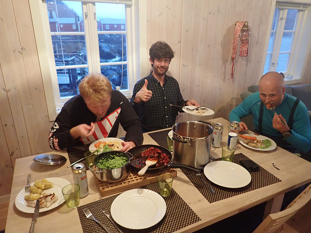 Det fine med at noen ikke drar på tur er at de kan planlegge middag. Resultatet ble et sabla bra skreimåltid.