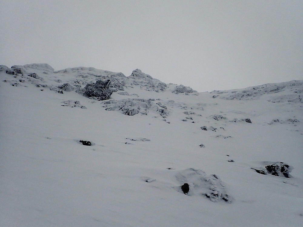 Opp fra skaret mellom Tårnet og Litle Eidskyrkja var det hard snø med ca 5 cm nysnø på toppen, og greit å gå de første ca 100 høydemeterne. Herfra ble det ski på sekk og stegjern. Jeg gikk først opp til den markerte svarte steinen der skia og sekken ble lagt igjen. Deretter traverserte jeg snøfeltet til høyre og opp på ryggen. Jevnt nokså god helling hele veien. Derfra var det et par litt brattere opptak før toppen. Det var aldri vanskelig i dag ettersom det var mulig å gå alt på snø, og det kun var et par steder det måtte letes litt for å finne godt feste for økser og stegjern. Ned samme vei med skikjøring fra steinen. 