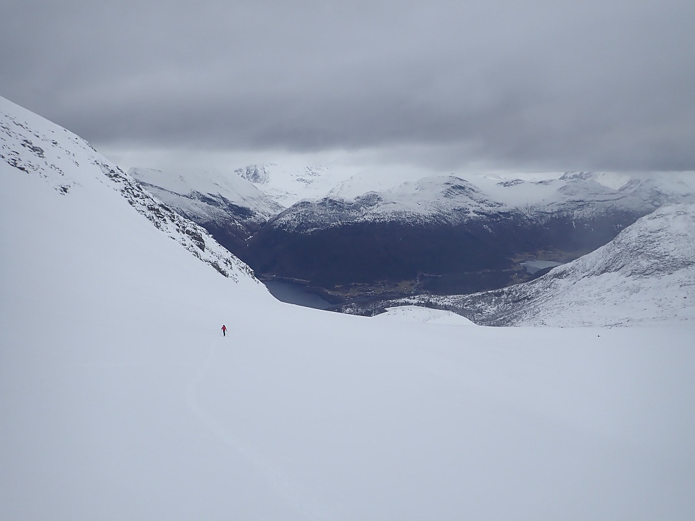 Planen var å prøve å gå innom Tårnet før Litle Eidskyrkja. Vi visst ikke så mye om Tårnet, annet enn at noen angivelig har omtalt det som Voldas eneste "alpine" topp, og at det er litt utsatt klyving for å komme opp på sommeren. Kristian fikk etterhvert litt vondt i skuldra som han slo for et par uker siden. Vi ble derfor enige om at jeg skulle gå i forveien mot Tårnet, mens han tok det rolig opp til Litle Eidskyrkja.
