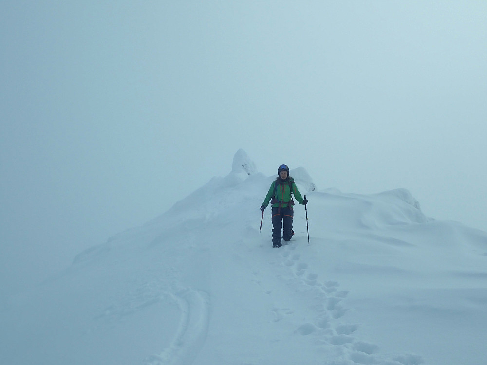 Det var fint skiføre fra varden i dag. Anja hadde satt igjen skia litt lengre ned på ryggen, og tok beina fatt.