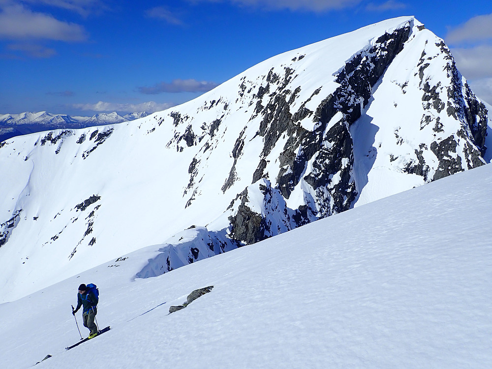 Ski på igjen oppe på ryggen. Veirahaldet bak.