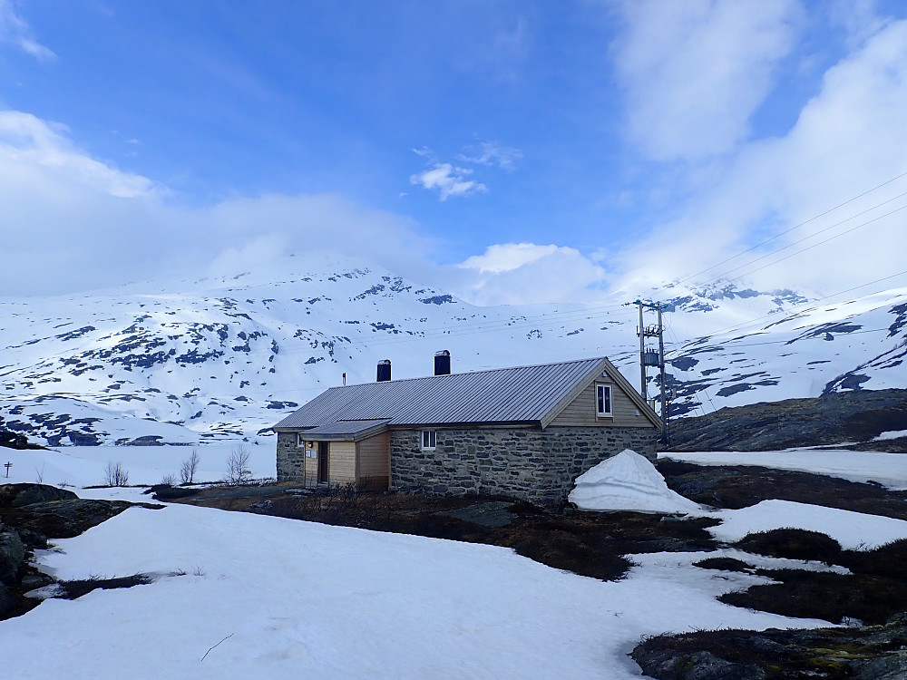 Hytta til Tafjord Kraft som ligger i nordenden av Slettdalsvatner er åpen og kan brukes av alle. Innlagt strøm og nokså nytt og greit utstyrt kjøkken med stekeovn og stekeplater. Til og med en støvsuger.