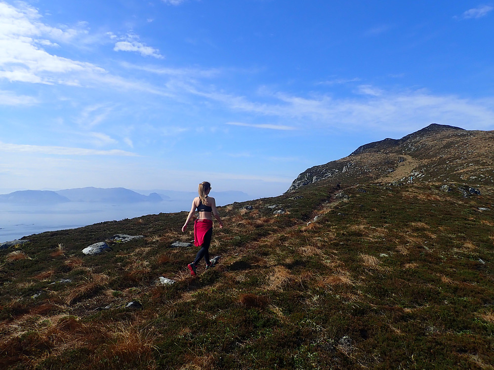 Oda og Ylva på vei bortover ryggen mot toppen som sees til høyre.