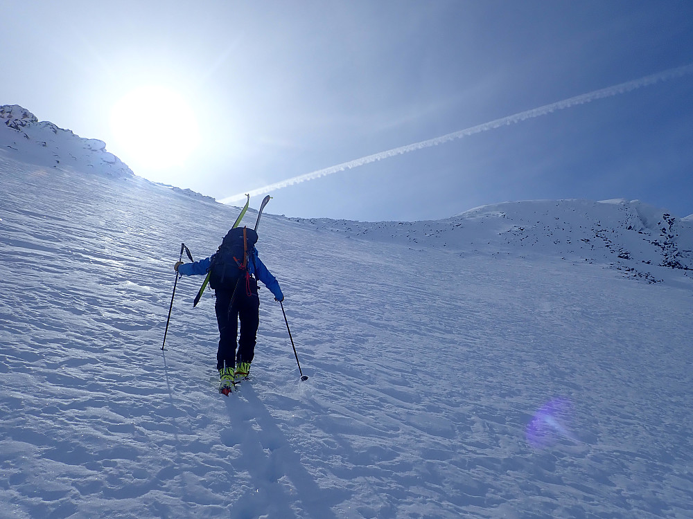 De siste 250 høydemeterne opp mot toppryggen til Svartegga er nokså bratte med utglidningsfare mot stup ned til høyre. Vi tok derfor ingen sjanser og gikk denne biten med skia på sekk.