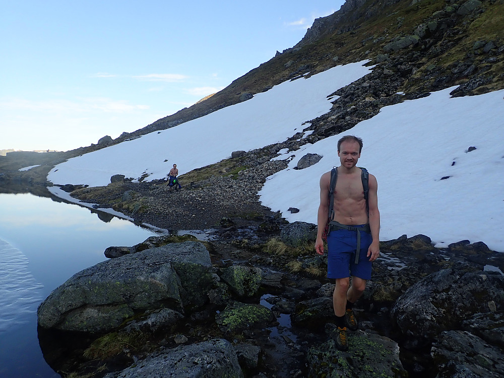 Det ble fort varmt i motbakkene opp til Molladalen, og skjorta ble droppa for å vise frem nybleika og vintertrente overkropper. Lufttemperaturen var nok likevel ikke den helt store, for da vi passerte teltplassen ved vannet satt folk (dvs. Ola R og en kompis) godt innpakka i dunis og kunne slukøret konstatere at det, som vanlig, alltid ender med at de som telter ved fjellet kommer sist i gang.