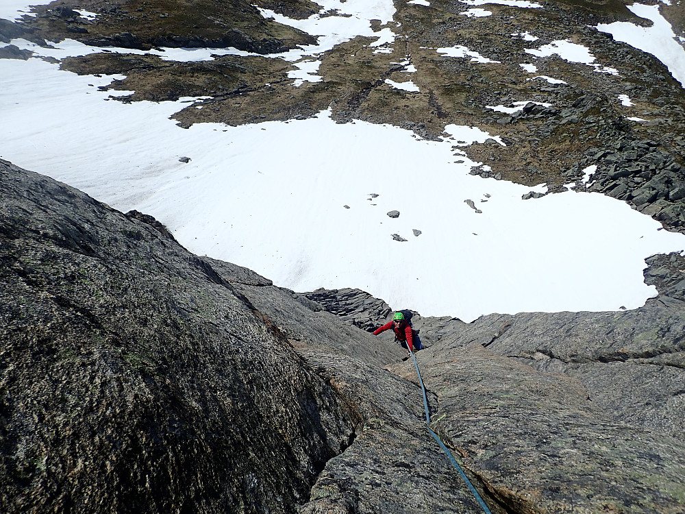 Eivind midt i superrisset i tredje lengde.