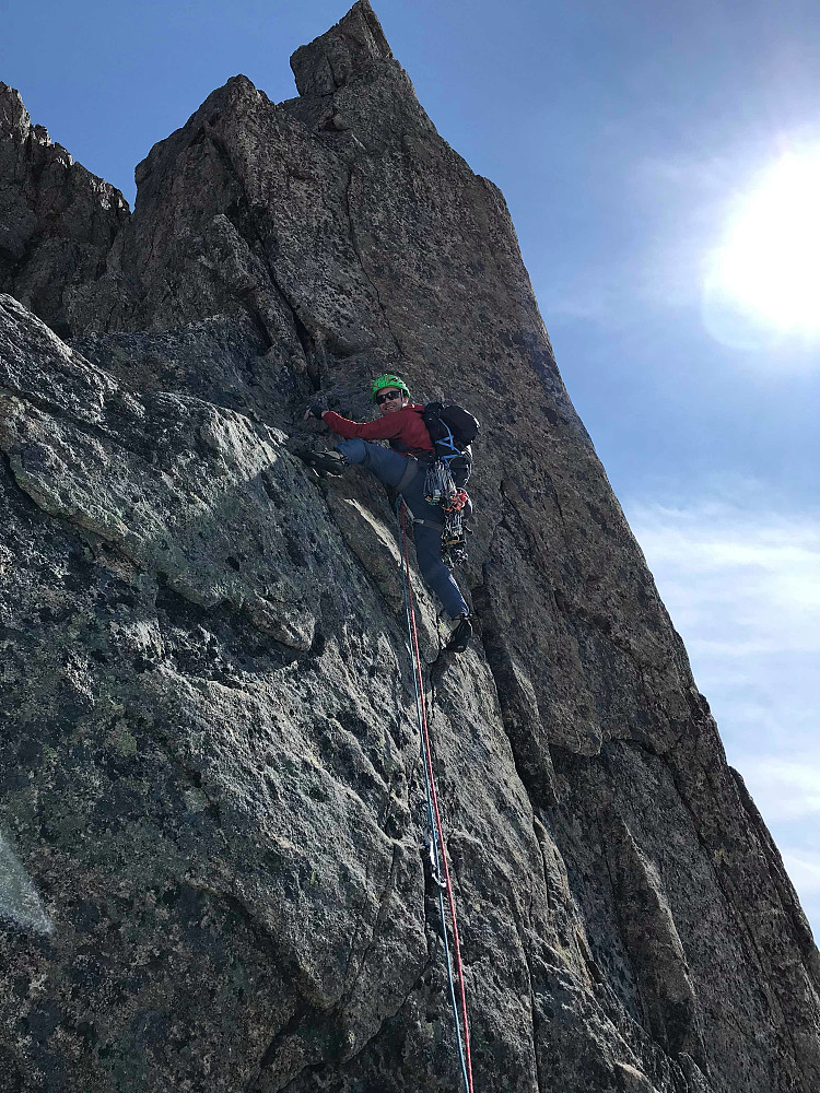 Ettersom Eivind aldri hadde ledet en lengde i fjellet før (med unntak av cragging på Ravnfloget), skulle det bare mangle at han fikk lede sistelengden opp det luftige topprisset. 