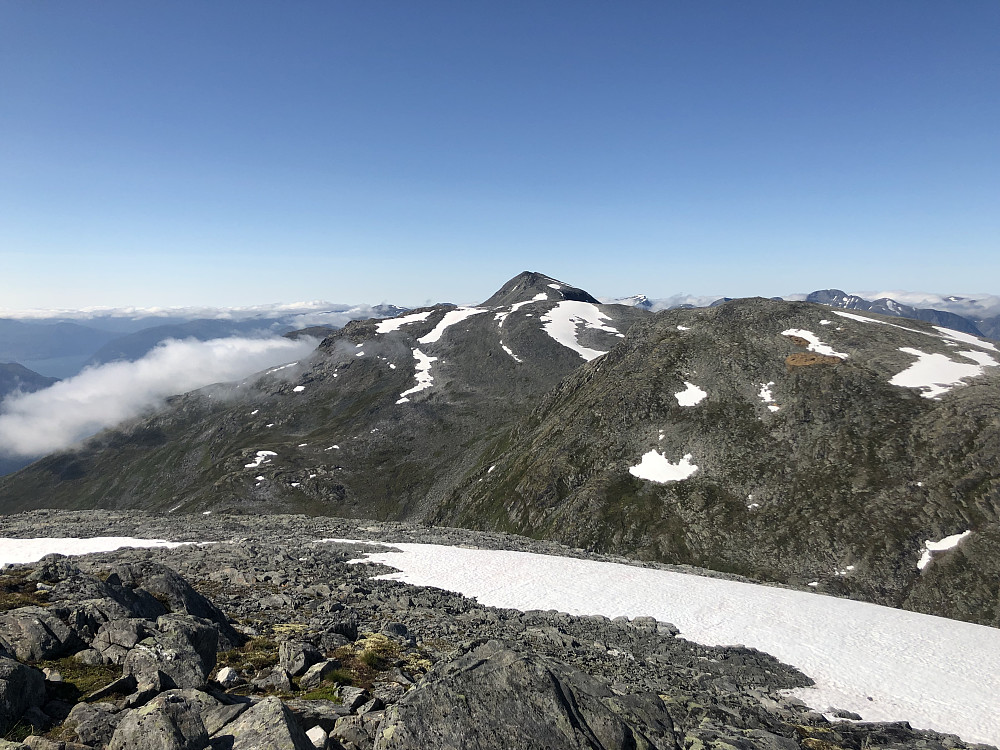 Fra Kallskaregga i retning Vassdalshornet (th.), Tolleknivsegga (i midten) og Kyrkjefjellet (nede tv.)