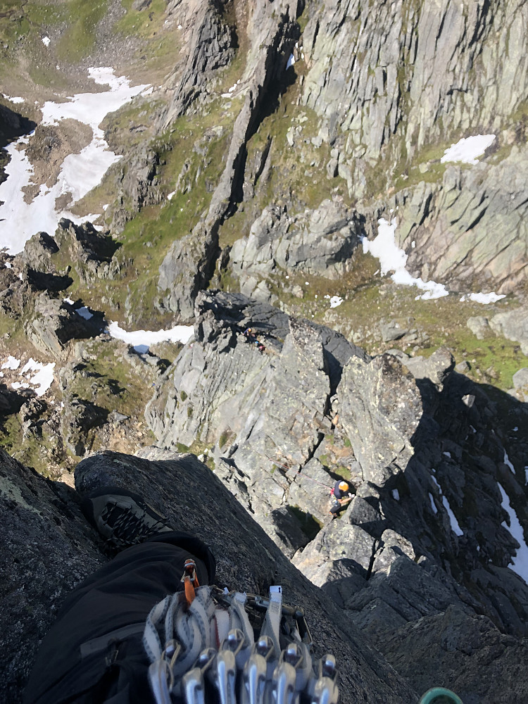 Ferdig med cruxet på siste lengde. Førstemann i taulaget bak oss har akkurat kommet på stand etter fjerde lengde.