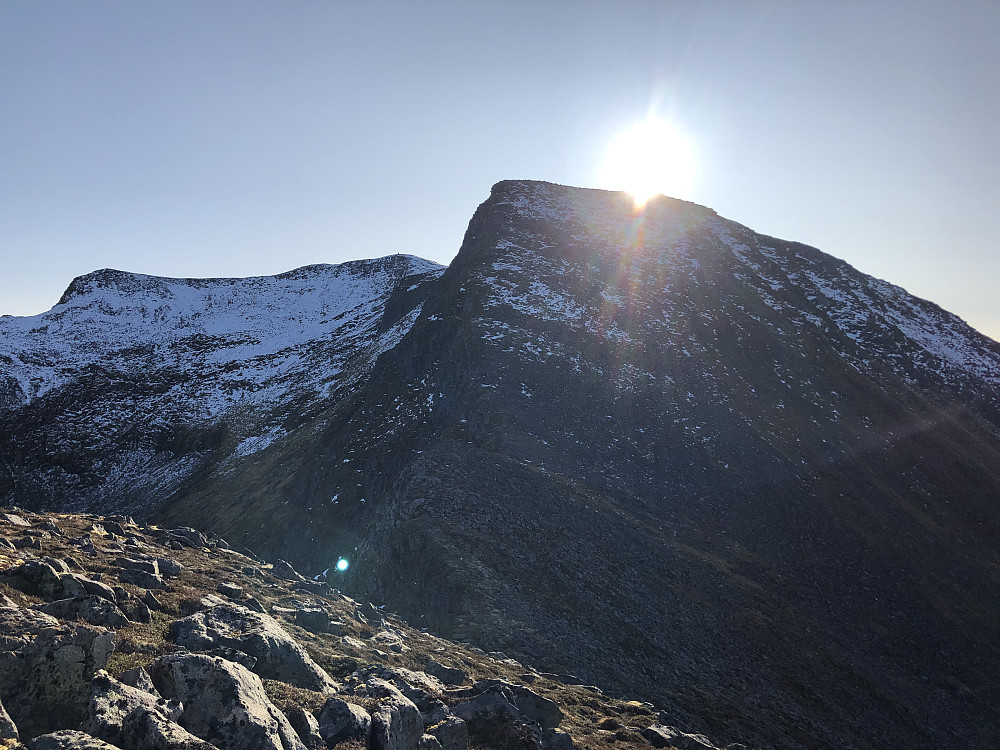 Nedgangen fra Tinden var dagens crux med ishinne på alt av stein og flekkvis knallhard skare. Løste seg greit, men tok det veldig forsiktig.