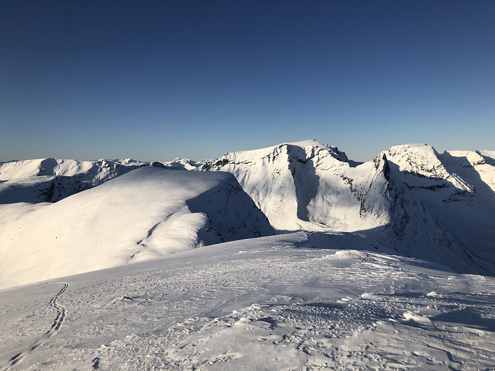 Fra Grjotdalsnibba 1620 mot Koppefjellet, Skorene og Storvasshornet. Fikk noen fine svinger herfra på god snø tilbake til skaret mot Koppfjellet.