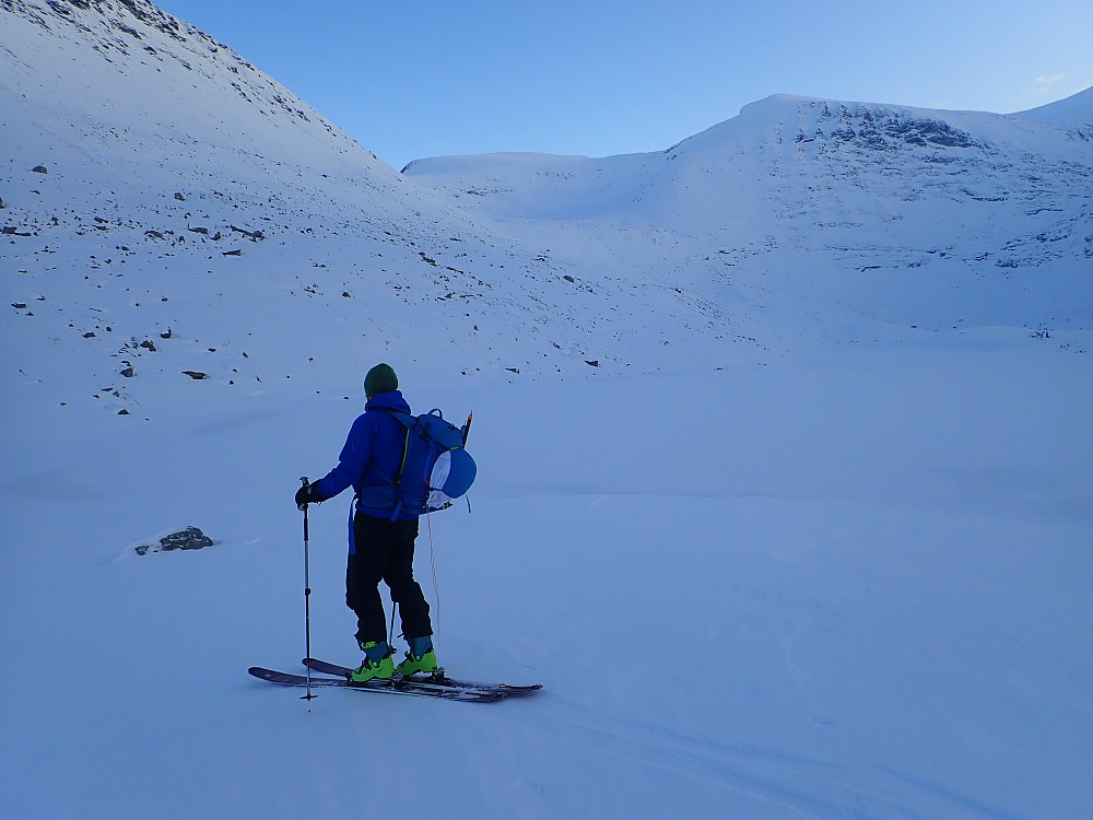Litt tynt med snø innover til Grandevatnet. 1620-toppen til venstre i bildet.