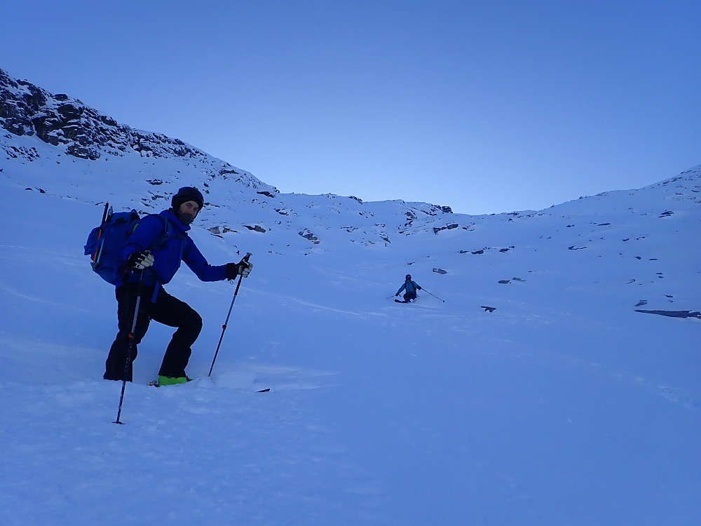 Nedkjøringa til Litleøvstedalen bød på skikjøring i tredimensjonalt terreng på god snø.