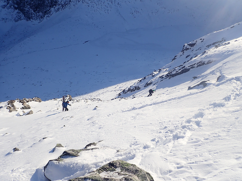 Geir tok etterhvert skia på sekken mens jeg og Jenny beholdt skia på nesten til 1550 moh.