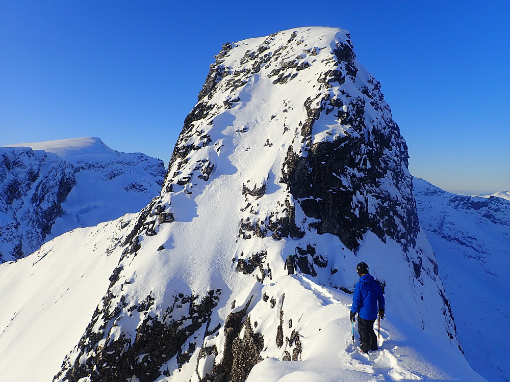 Jeg var ikke så gira på å ta noen sjanser med dårlig hold i snøen, og da Jenny og Geir kom til samme konklusjon etter å ha vært fremme på kanten og sett, ble vi enige om å gi oss for dagen og heller komme tilbake en annen gang med en taustump i sekken. 