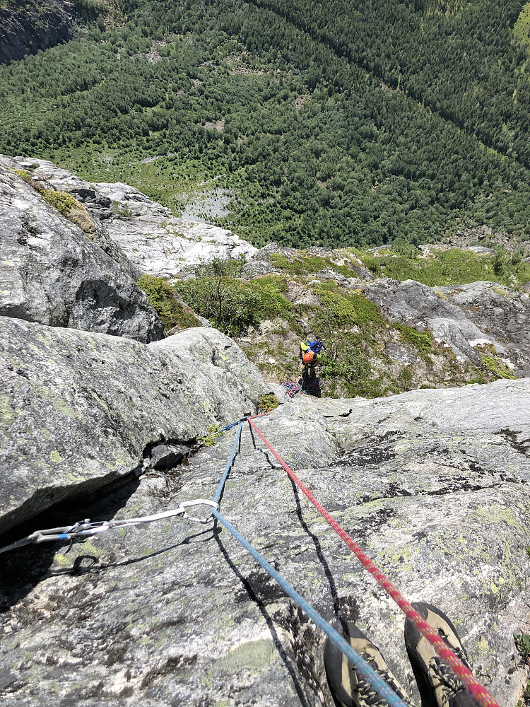 15. lengde. Short and sweet rissklatring rett ut fra stand.