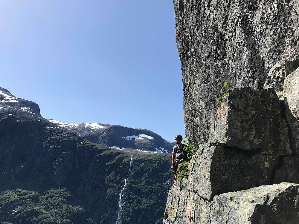 På traversen i 14. lengde
