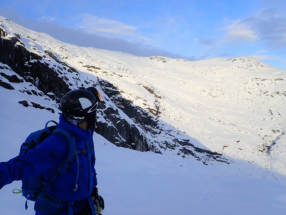 Geir kikker tilbake på den nedre delen av nedkjøringa fra Tussa. Rampen vi fulgte opp til ryggen mot Sandfjellet var for øvrig fin å gå.