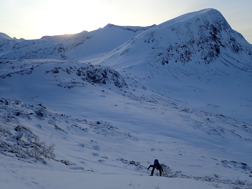 Geir bakser seg opp ei lita brattkneik opp til Langfjellet.