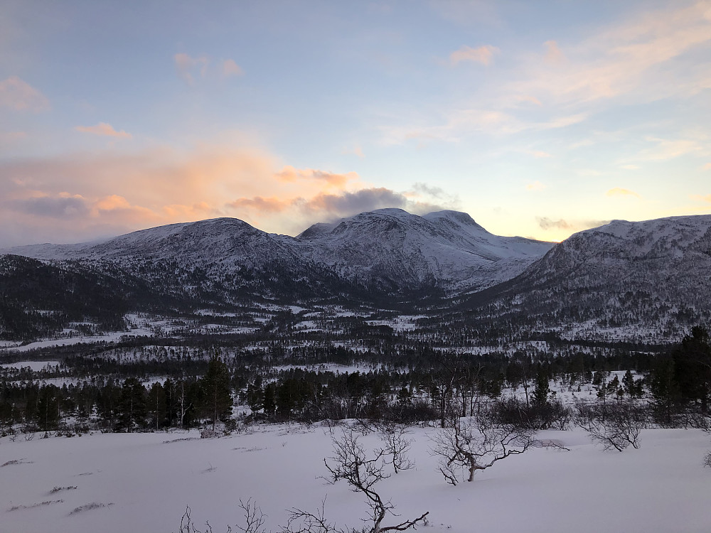 Snødde fortsatt lett da jeg kom på parkeringa. Etter en halvtimes gange så det sånn ut. Snota i bakgrunnen.