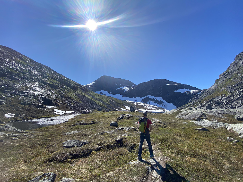 Ved Saufonnvatnet. Her ligger den åpne Saufonnhytta som har et par overnattingsplasser, gasskomfyr og vedovn.