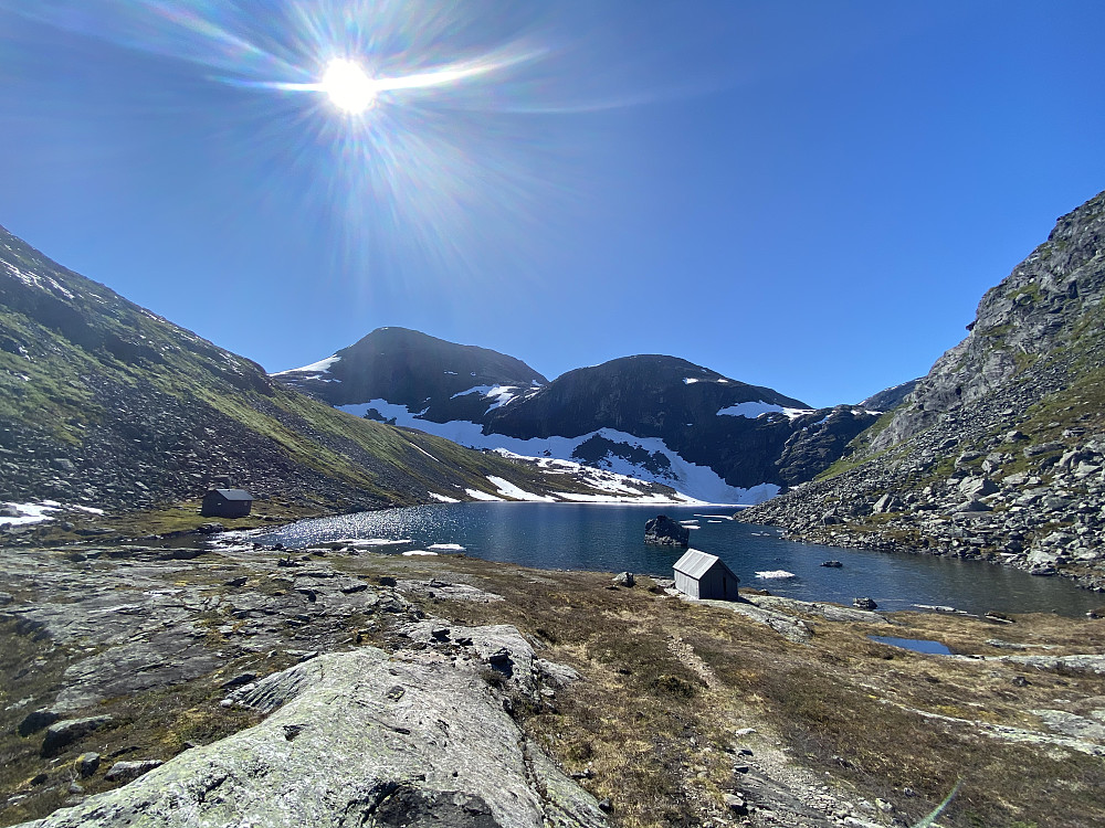 Ved Saufonnvatnet. Her ligger den åpne Saufonnhytta som har et par overnattingsplasser, gasskomfyr og vedovn.