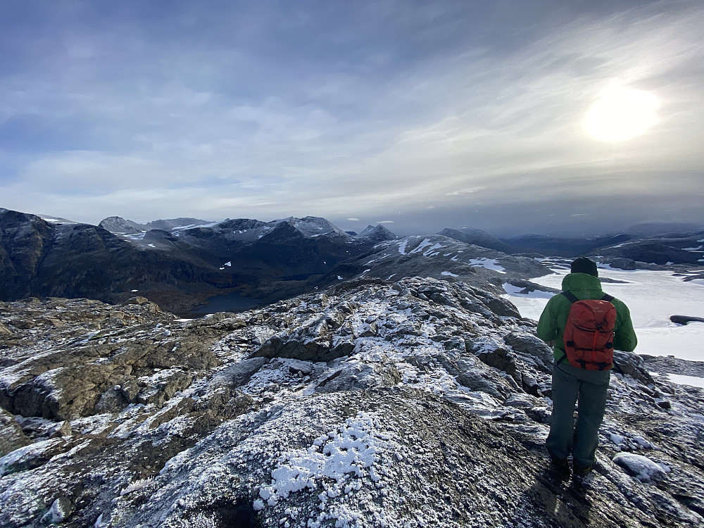 Dagens ikke fullt så ruvende fjellrekke til venstr for breen
