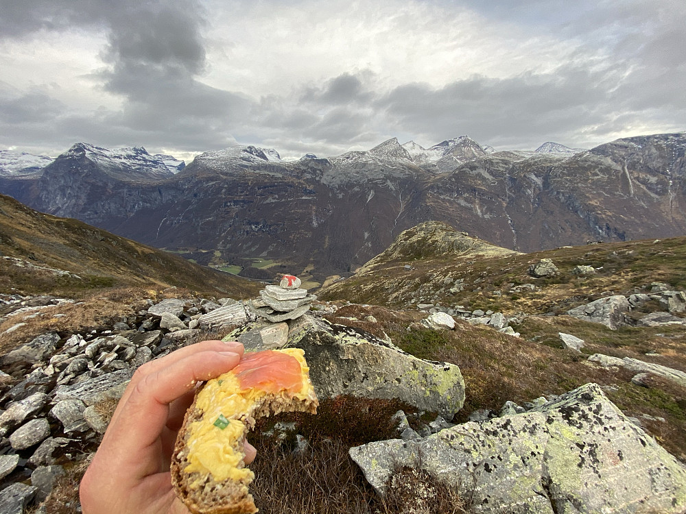 Pappas røykalaks og eggerøre. Høydepunkt. Særlig med ustikt til all morroa som venter på andre sida av dalen til vinteren.