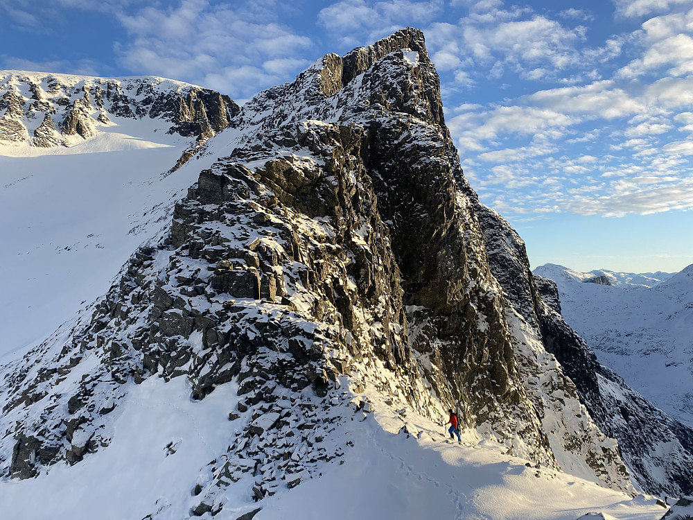 Fra skaret i toppen av renna måtte vi litt ned for å komme inn på snøflanken som strekker seg bratt oppover til ca 20 meter under toppunktet.