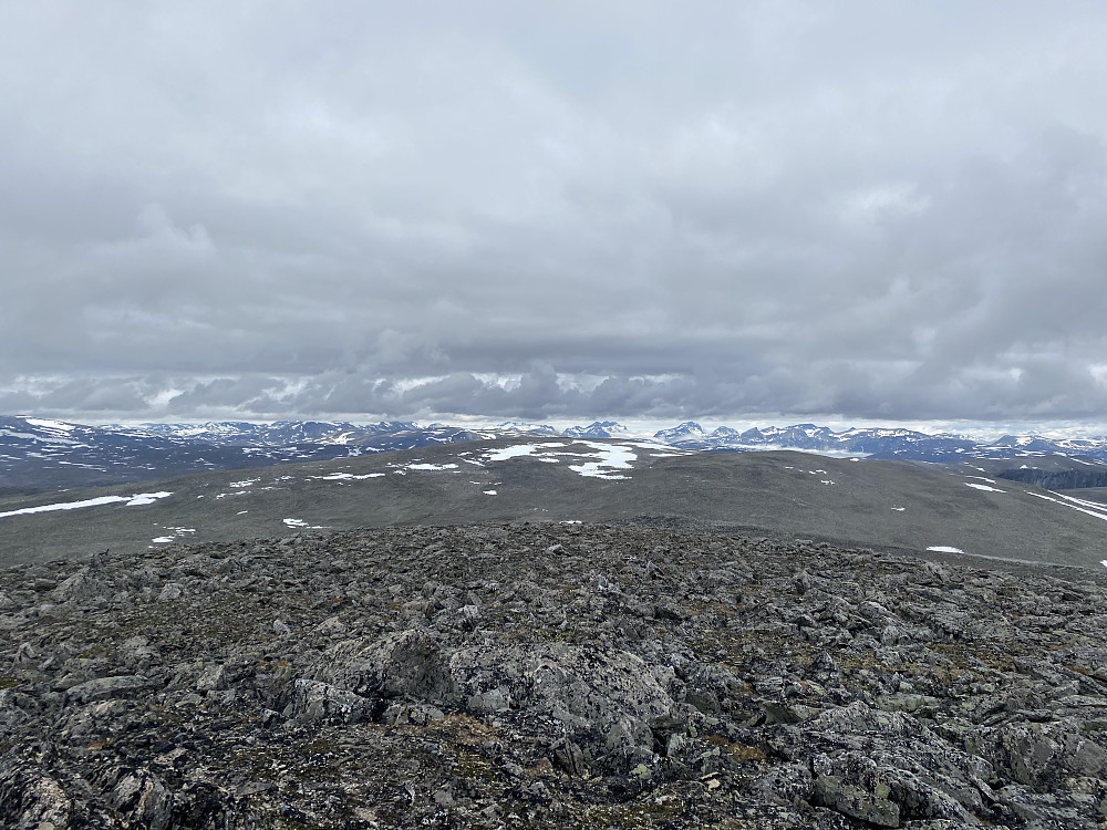 Langs fjellrekka i retning Storskrymten er det mye av det her. Helt ok, men jeg tar et litt spissere og lavere kystfjell 10/10 dager.