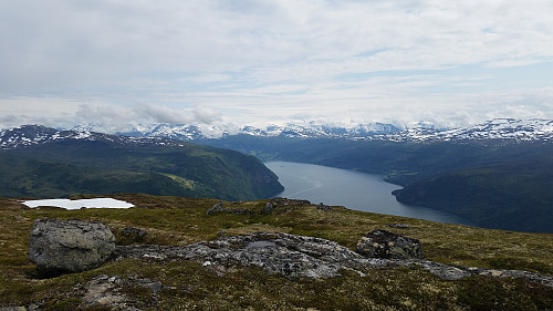Utsikt frå toppen mot Randabygda, Nordfjorden, Tistam, Utvik m.m.