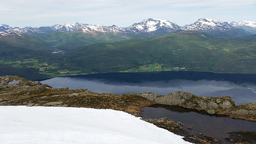 Utsikt frå Blåfjellet mot Hornindalsvatnet og det eg trur er Eidskyrkja.