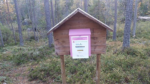 Her er det bok ein kan skrive seg inn i, då betalar sponsorar 9 kroner per namn i boka til Rosa-sløyfe-aksjonen :)