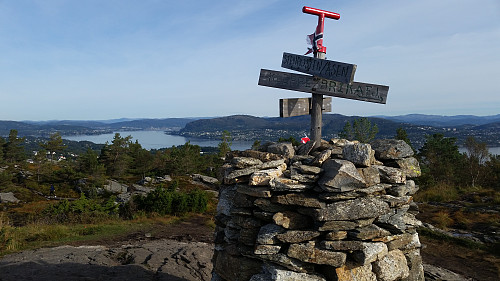 Toppvarden på Kolbeinsvarden, med utsikt nordover mot Nordhordland.