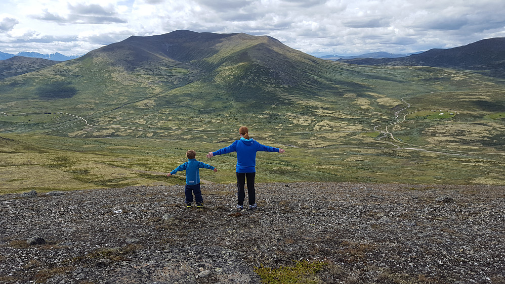 Glad gut og glad ungdom, som skuar ut mot Kakelldalen og Storhøe, på toppen av Hoggstabben