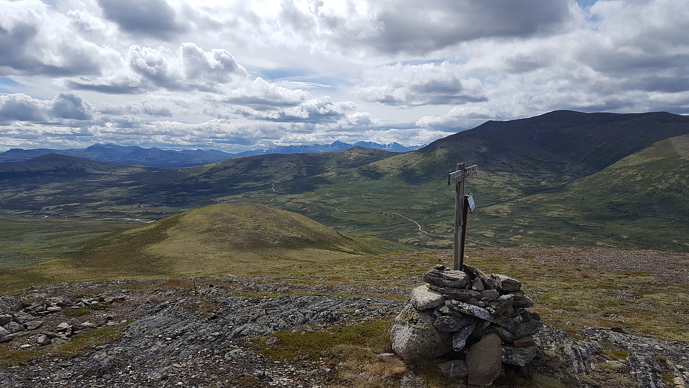 Varden på Hoggstabben, med utsikt sørover Kakelldalen, mot Rondane og Storhøe.