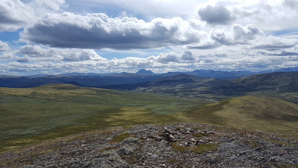 Utsikt frå Hoggstabben. Den majestetiske Sølnkletten kneisar i bakgrunnen.