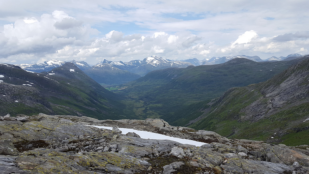 Utsikt mot Knutsdalen, Strynesetra, Honndalen, Honndalsrokken m.m.