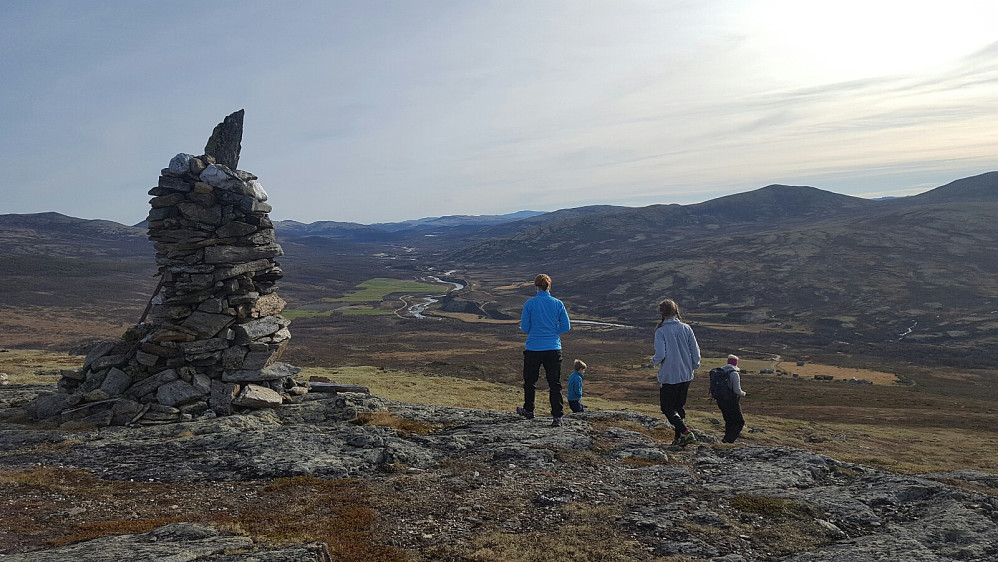 Resten av familien klar til å gå ned att.