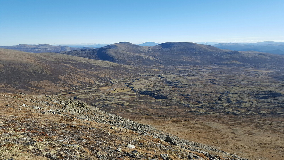 Utsikt mot fleire toppar, mellom anna Skarhøa og Fatfjellet, som eg vitja nokre veker tidlegare.