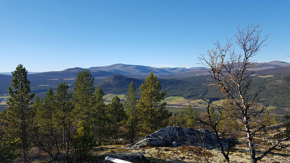 Utsikt frå toppen mot Håneskletten, Storhøe, Kakellkletten, Fatfjellet, Skardhøa m.m.