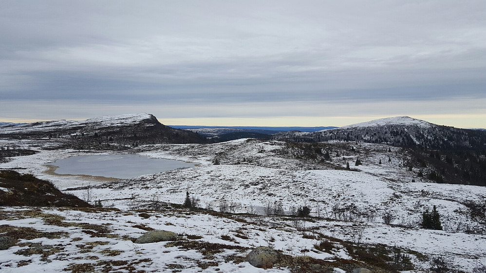 Utsikt mot Dokkampen (venstre, med brattkant til høgre) og Ormtjernkampen (høgre). 