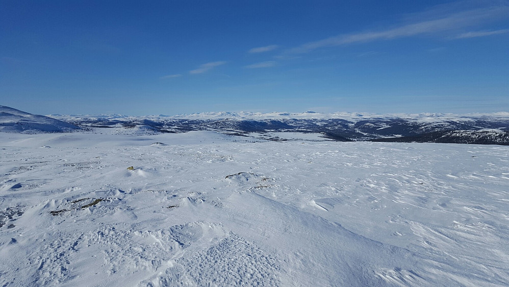 Utsikt mot Langsua, toppar i Valdres m.m.