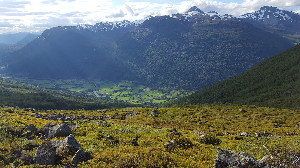 På veg ned frå Sundshyrna ser vi nedover Strynedalen. Underteiknas heimstad frå barndommen og ungdommen er å finne blant gardane som ligg lengst til høgre.