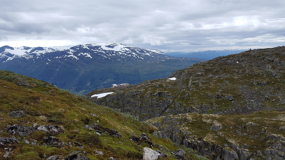 Her er vi på veg opp mot Staurinibba. Øvre stasjon for den nye gondolen i Loen er å finne midt i bildet.