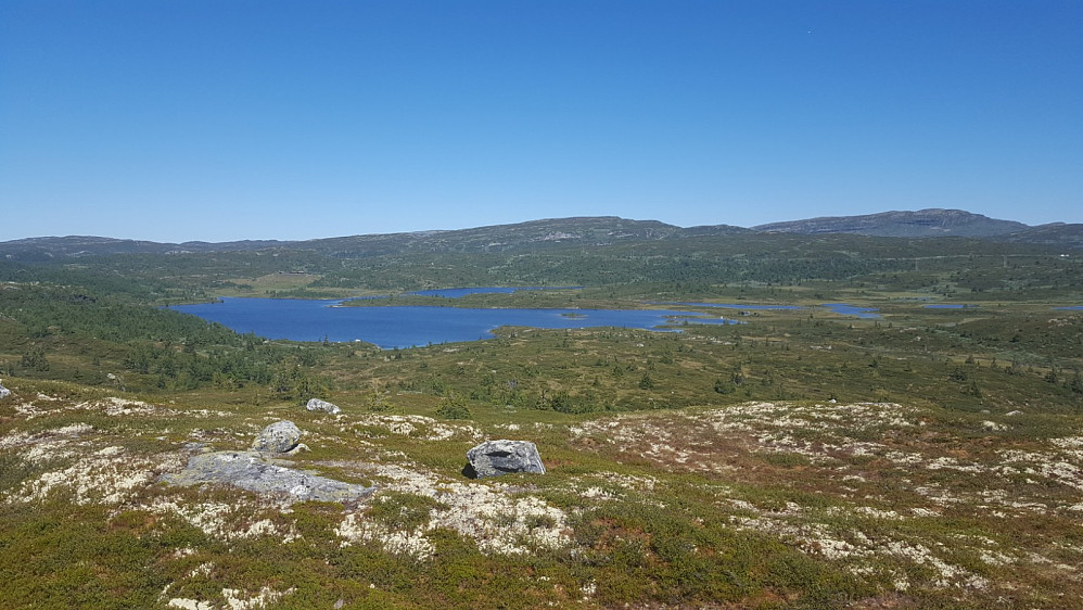 Snur eg meg om på toppen, får eg utsikt mot Nisjuvatnet, Prestkampen m.m.