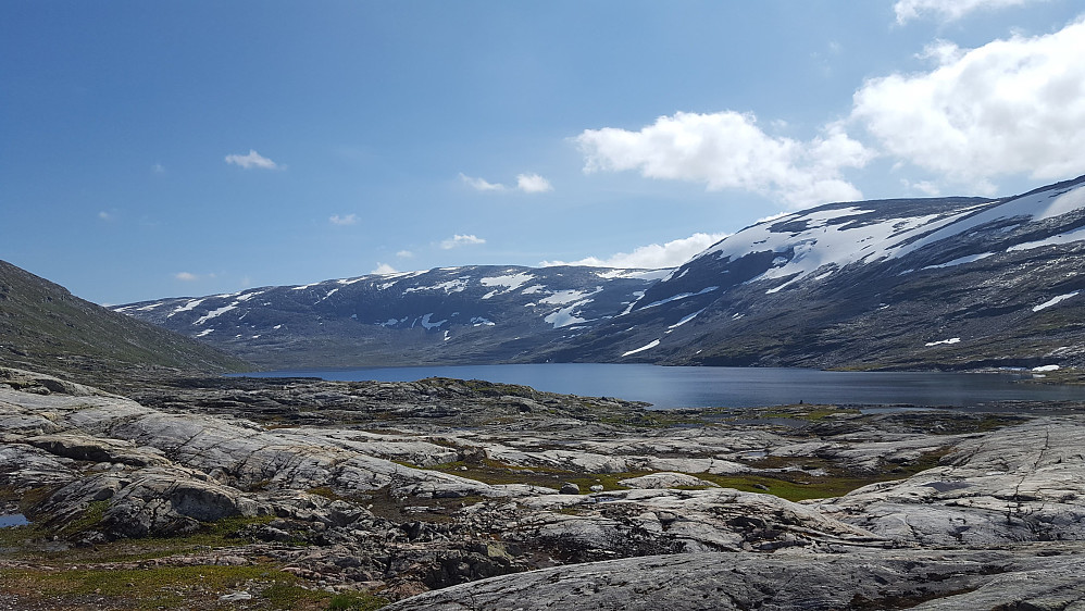Her er Oppljosvatnet. Eg har køyrt under i tunnel her mange gonger, og har ofte lurt på korleis det ser ut over. Eg vart ikkje skuffa!