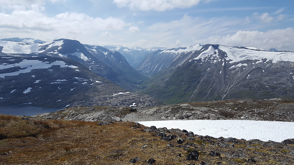 Frå toppen kan vi sjå nedover mot Skjæringsdalen og Grasdalen.