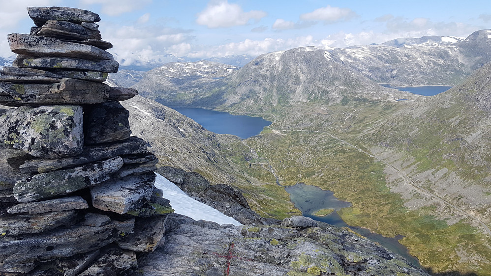 Frå toppen er det fin utsikt mot Djupvatnet og fv. 63 Geirangervegen.
